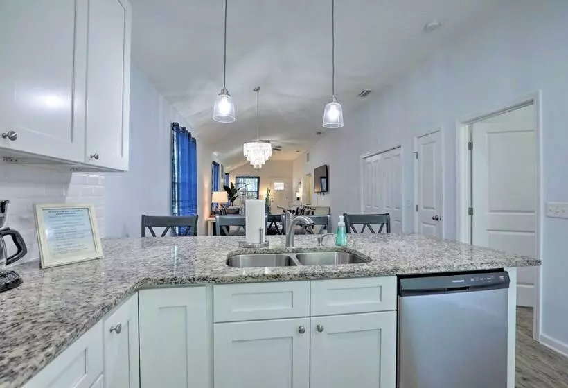 St Augustine Beach Cottage: Walk To Water!