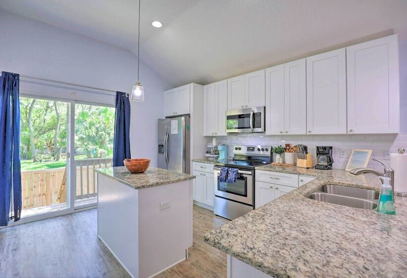 St Augustine Beach Cottage: Walk To Water!