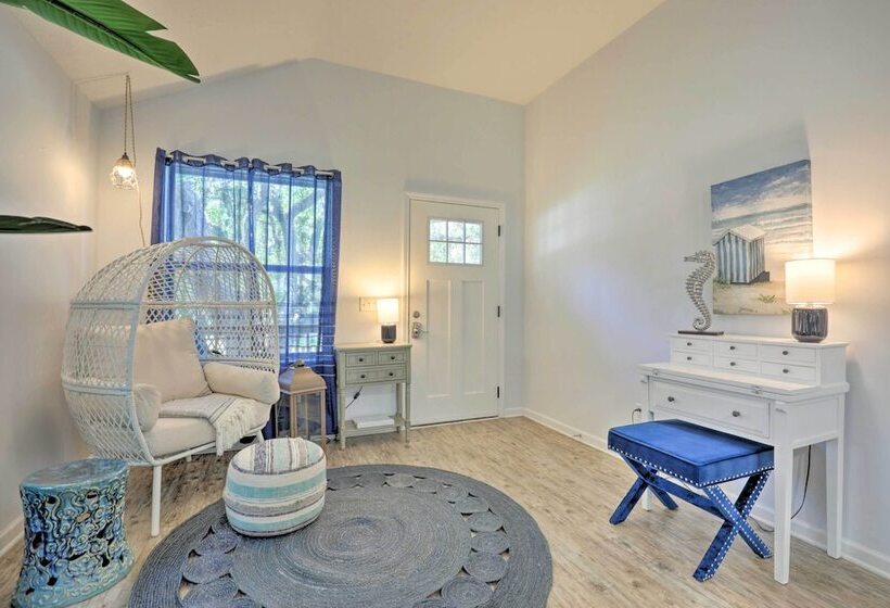 St Augustine Beach Cottage: Walk To Water!