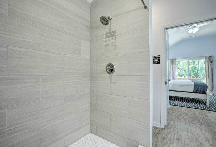 St Augustine Beach Cottage: Walk To Water!