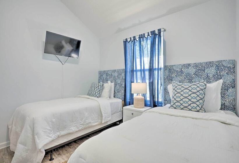 St Augustine Beach Cottage: Walk To Water!