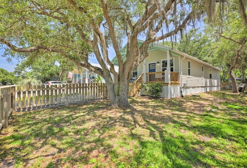 St Augustine Beach Cottage: Walk To Water!