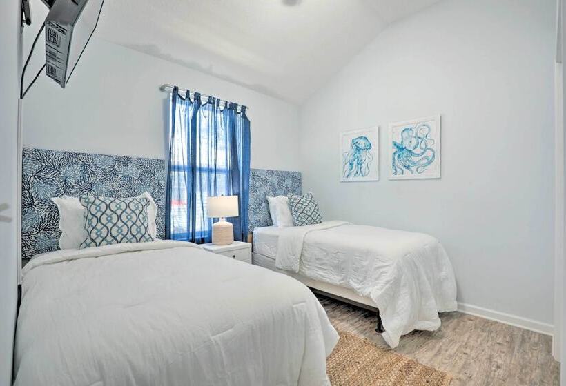 St Augustine Beach Cottage: Walk To Water!