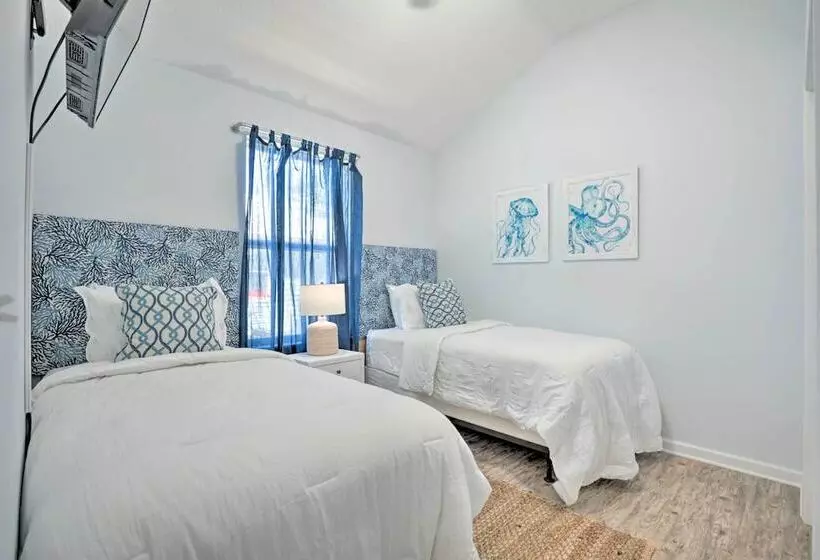 St Augustine Beach Cottage: Walk To Water!