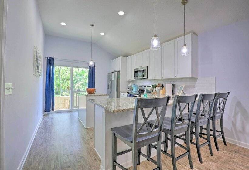 St Augustine Beach Cottage: Walk To Water!