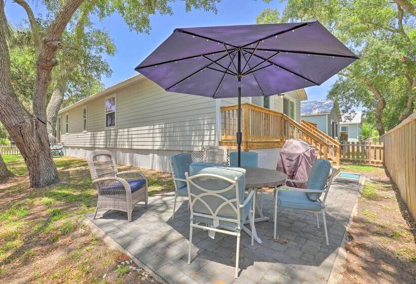 St Augustine Beach Cottage: Walk To Water!