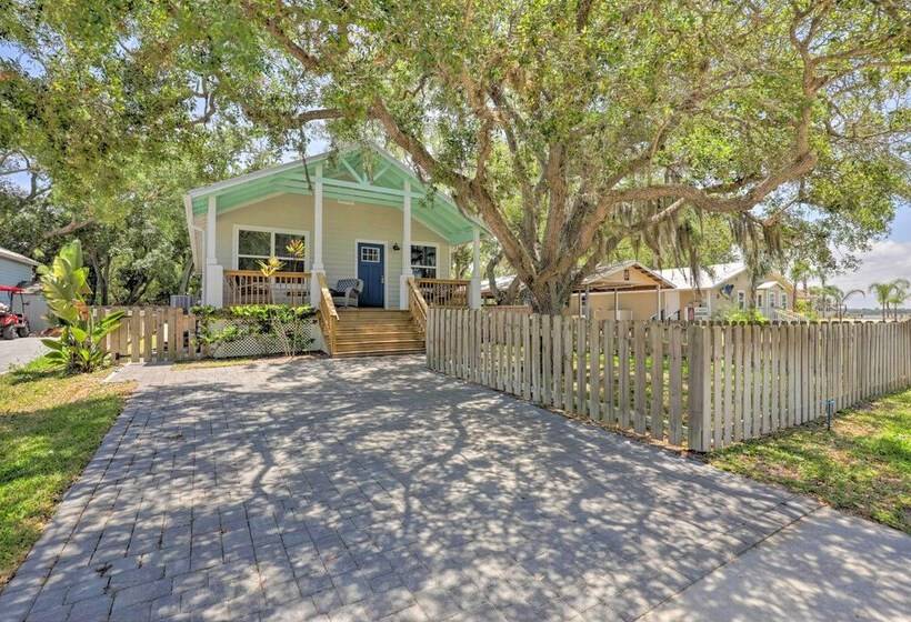 St Augustine Beach Cottage: Walk To Water!