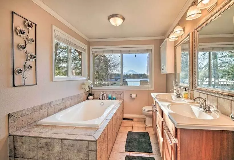 Stunning Kent Lake House W/ Private Dock!