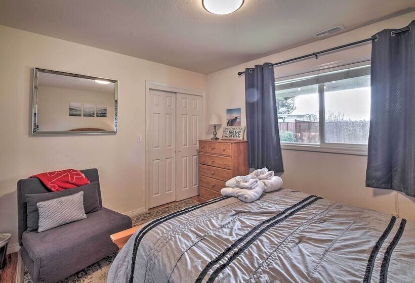 Stunning Kent Lake House W/ Private Dock!