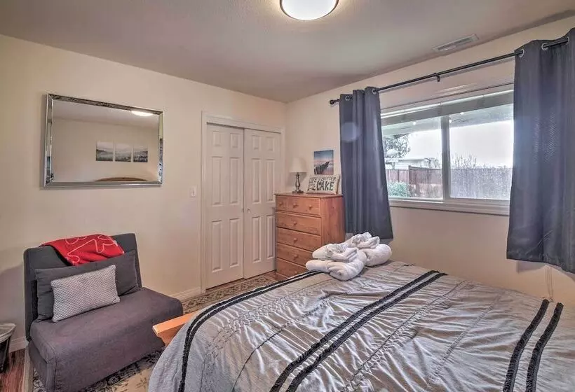 Stunning Kent Lake House W/ Private Dock!