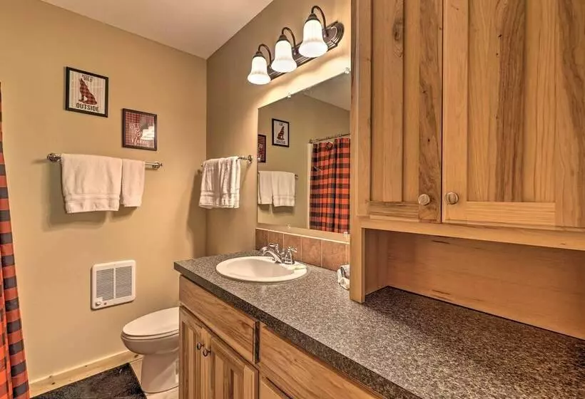 2 Mi To Beech Mtn Resort: Cabin W/ Deck & Grill!