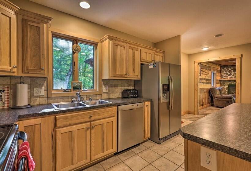 2 Mi To Beech Mtn Resort: Cabin W/ Deck & Grill!