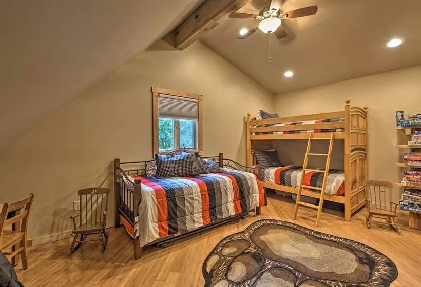 2 Mi To Beech Mtn Resort: Cabin W/ Deck & Grill!