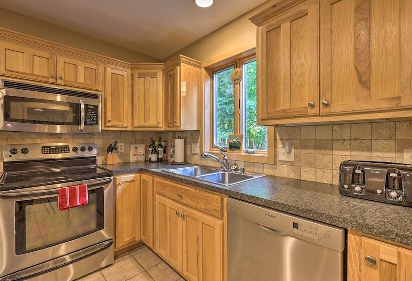 2 Mi To Beech Mtn Resort: Cabin W/ Deck & Grill!