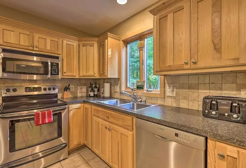 2 Mi To Beech Mtn Resort: Cabin W/ Deck & Grill!