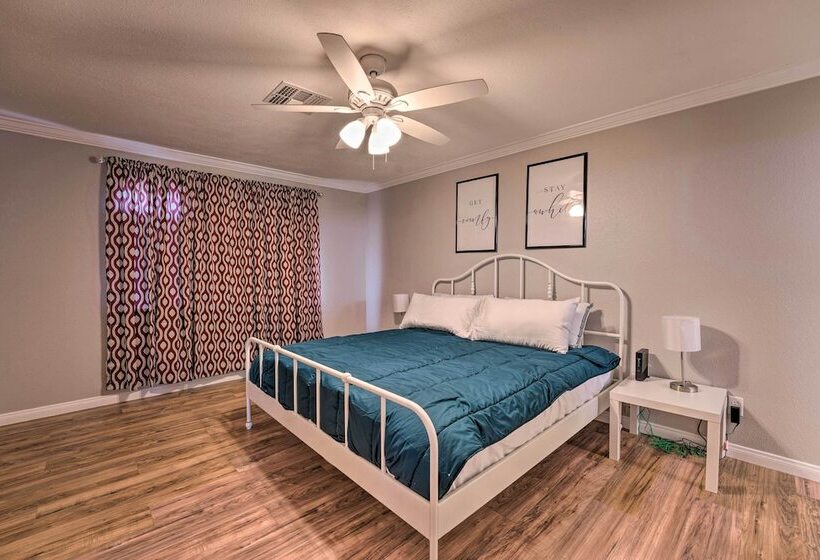 Updated Family Home 2 Blocks To Colorado River!