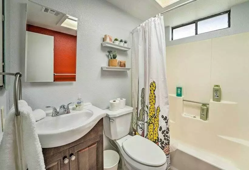 Updated Family Home   2 Blocks To Colorado River!