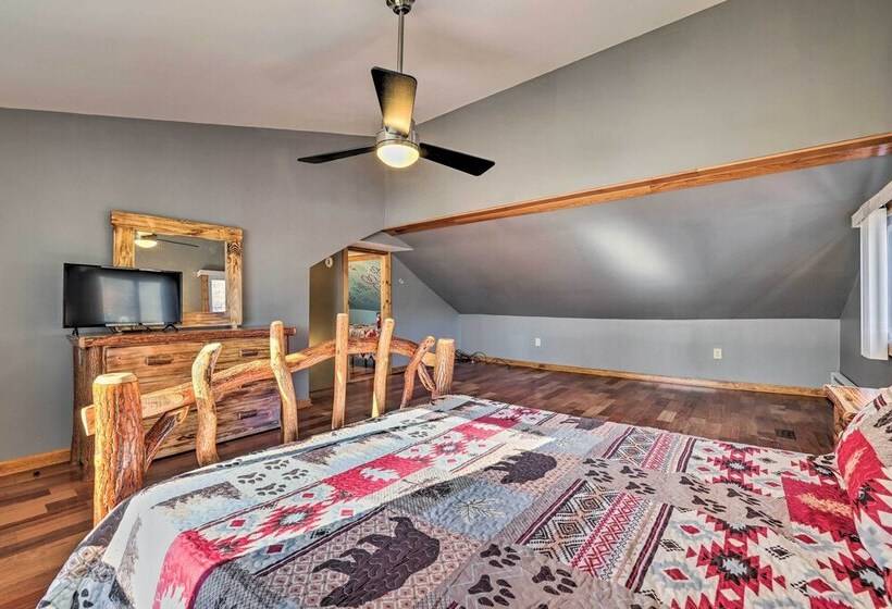 Lakefront Poconos Escape W/ Dock, Decks & Grill!