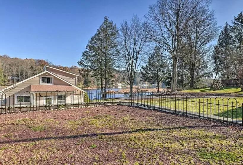 Lakefront Poconos Escape W/ Dock, Decks & Grill!