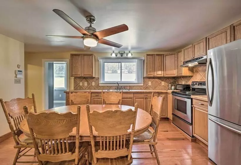Lakefront Poconos Escape W/ Dock, Decks & Grill!