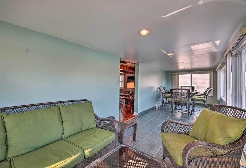 Lakefront Poconos Escape W/ Dock, Decks & Grill!