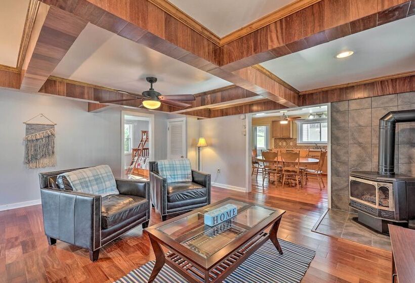 Lakefront Poconos Escape W/ Dock, Decks & Grill!