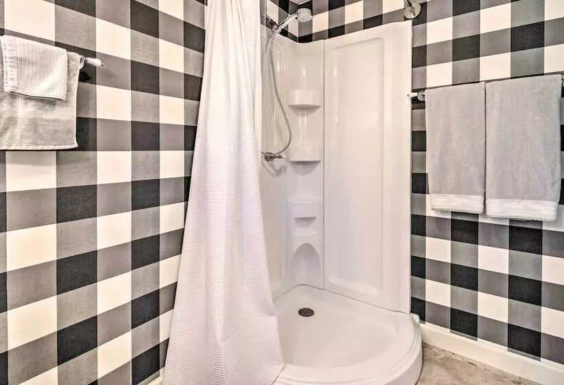 Whimsical Bat Cave Cottage W/ Fire Pit!