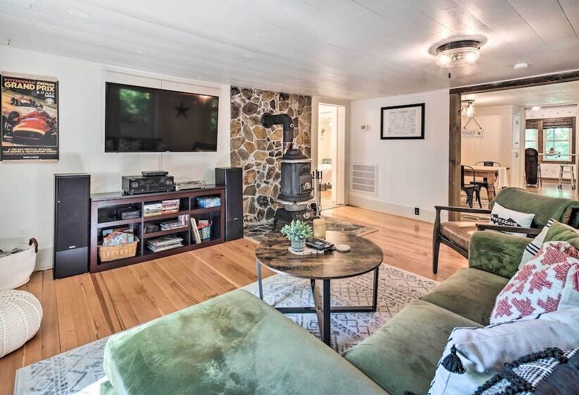 Whimsical Bat Cave Cottage W/ Fire Pit!