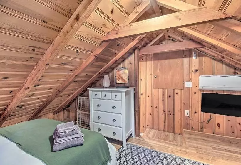 Woodsy Pinetop Cabin W/ Deck & Separate Casita