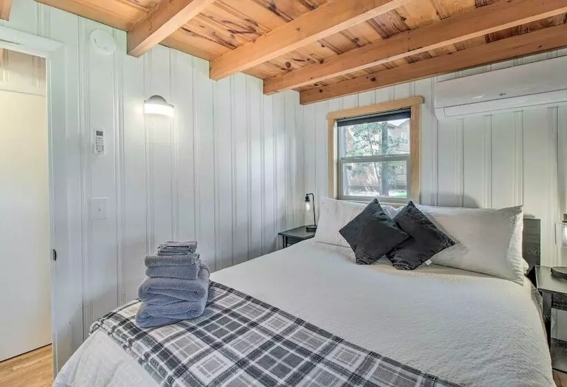 Woodsy Pinetop Cabin W/ Deck & Separate Casita