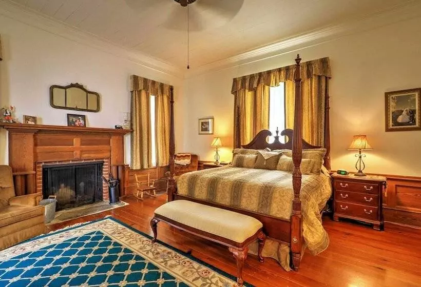 Historic Lafayette Retreat W/ Guest House!