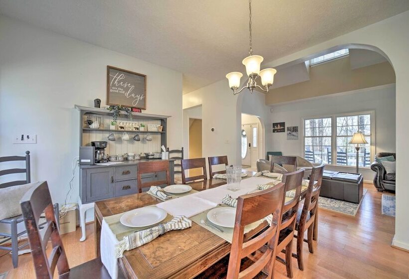 Blue Ridge Mtn Escape: Home W/ Deck & Fire Pit!