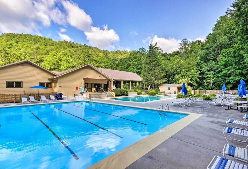 Blue Ridge Mtn Escape: Home W/ Deck & Fire Pit!