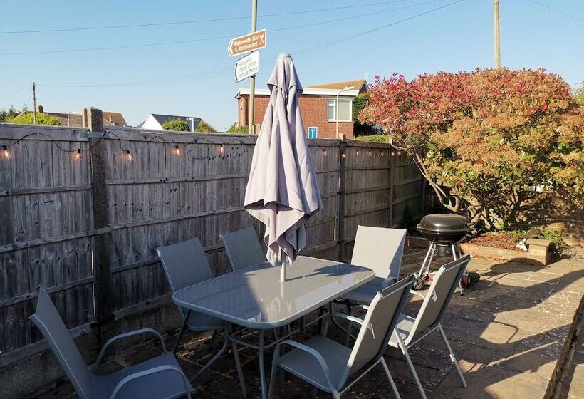 Charming 4 Bed Cottage In Hayling Island   Hot Tub