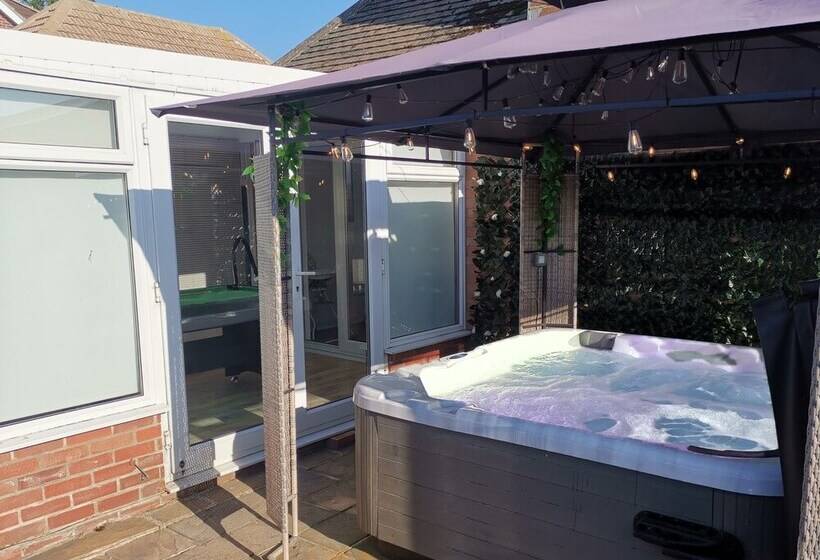Charming 4 Bed Cottage In Hayling Island   Hot Tub