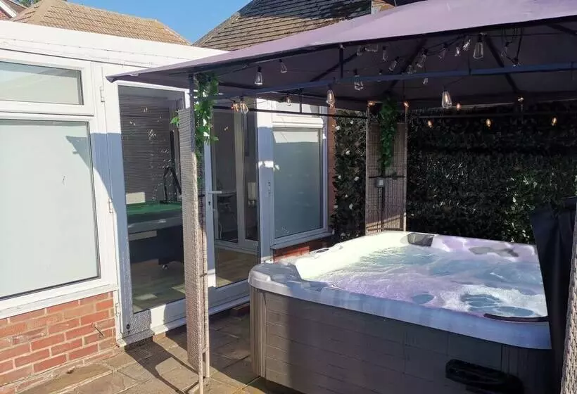 Charming 4 Bed Cottage In Hayling Island   Hot Tub