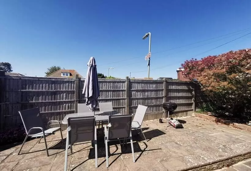 Charming 4 Bed Cottage In Hayling Island   Hot Tub