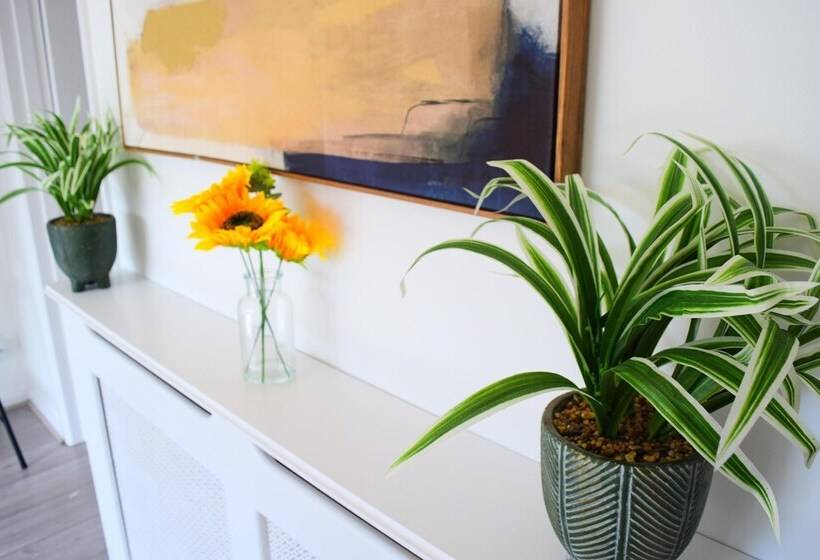 Charming 4 Bed Cottage In Hayling Island   Hot Tub