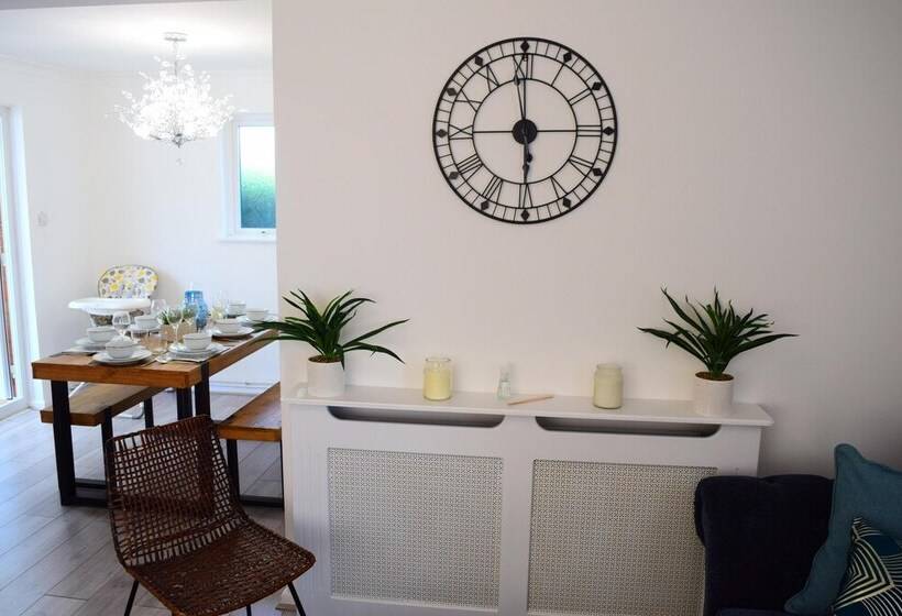 Charming 4 Bed Cottage In Hayling Island   Hot Tub