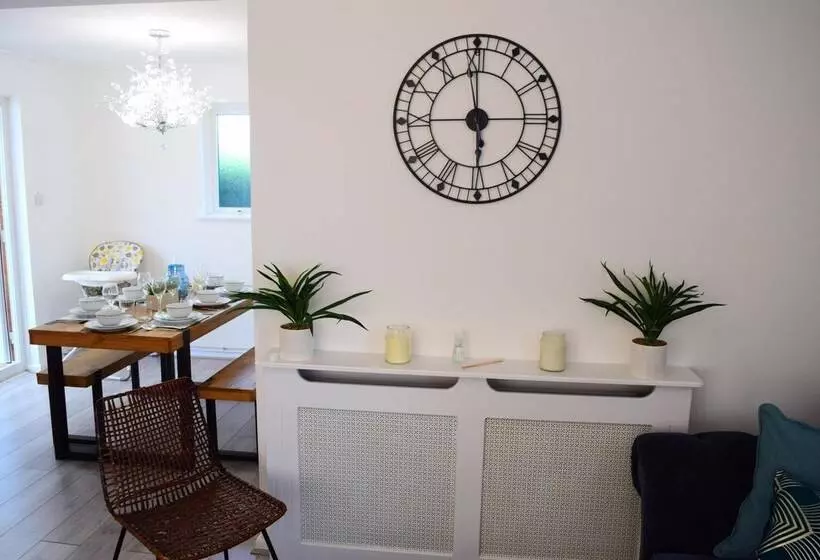 Charming 4 Bed Cottage In Hayling Island   Hot Tub