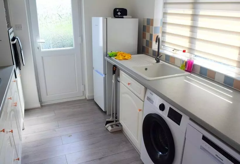 Charming 4 Bed Cottage In Hayling Island   Hot Tub