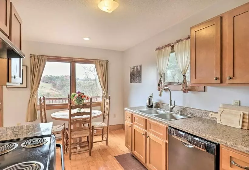 Charming Alexander Cabin W/ Private Hot Tub!