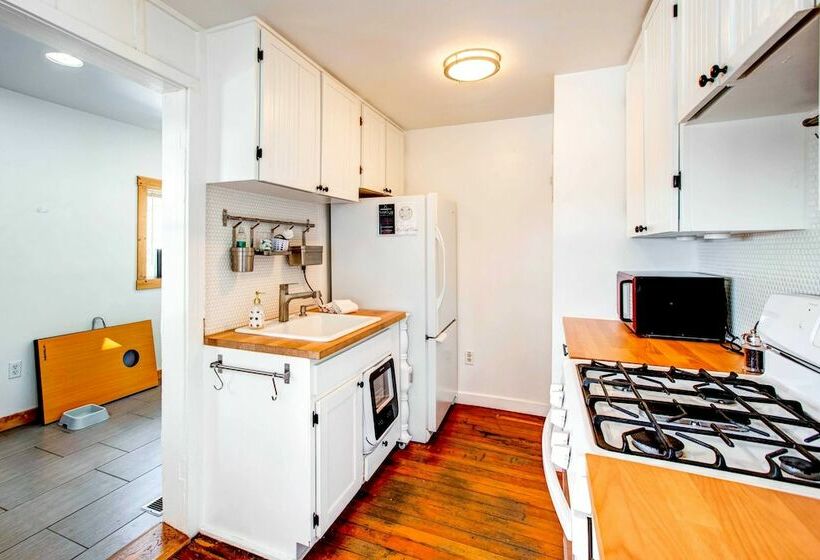 Charming Cabin W/ Hot Tub, Walk To Main St!