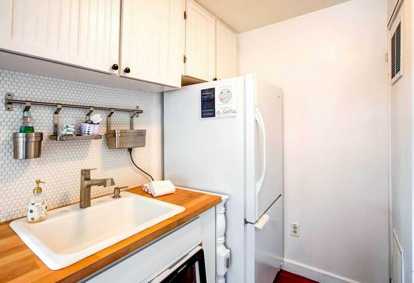 Charming Cabin W/ Hot Tub, Walk To Main St!