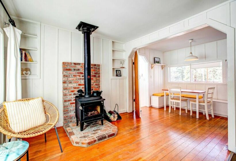 Charming Cabin W/ Hot Tub, Walk To Main St!