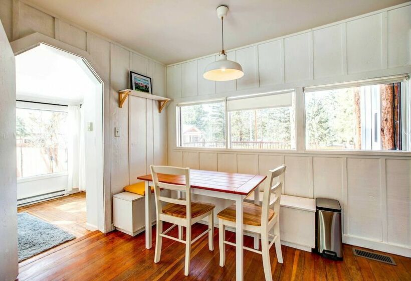 Charming Cabin W/ Hot Tub, Walk To Main St!