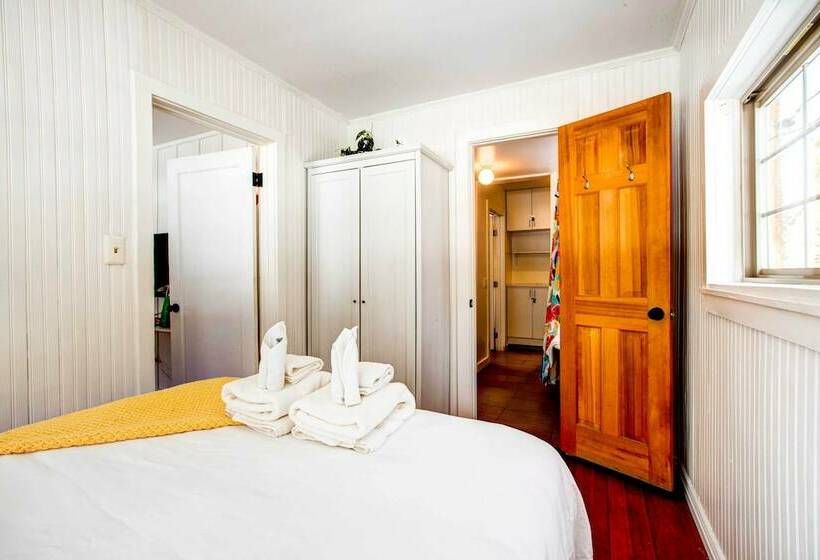 Charming Cabin W/ Hot Tub, Walk To Main St!