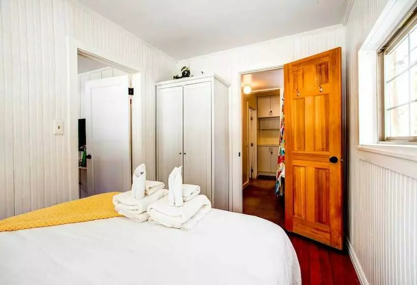 Charming Cabin W/ Hot Tub, Walk To Main St!