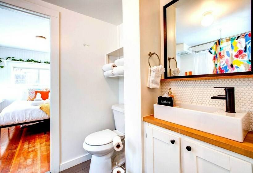 Charming Cabin W/ Hot Tub, Walk To Main St!