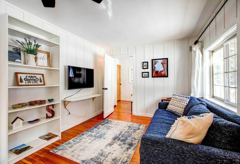 Charming Cabin W/ Hot Tub, Walk To Main St!